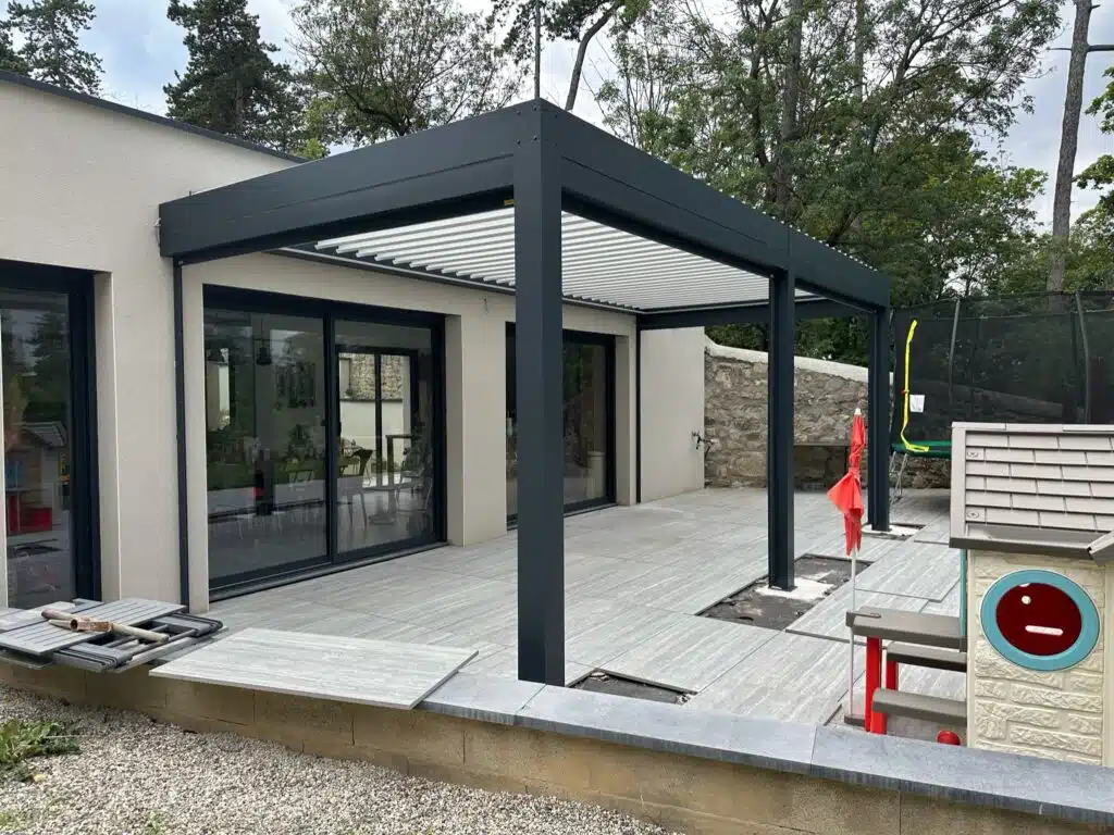 Exempel d'une pergola Bioclimatique adossée réalisée dans nos ateliers à Brignais