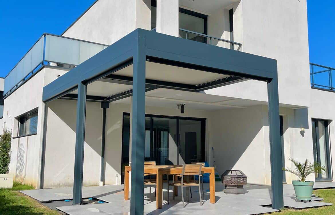 Saint Symphorien d'Ozon : Pergola Bioclimatique en L avec store Zip par A2B Concept