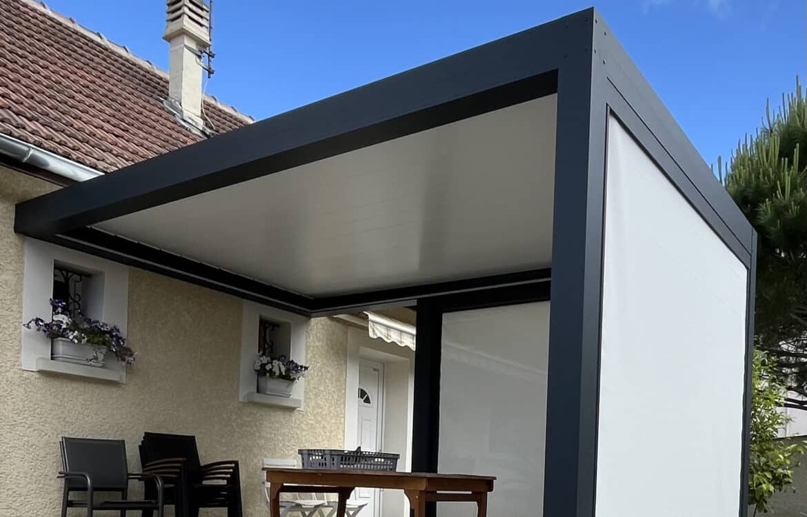 Irigny : Pergola bioclimatique lames motorisées adossées par A2B Concept