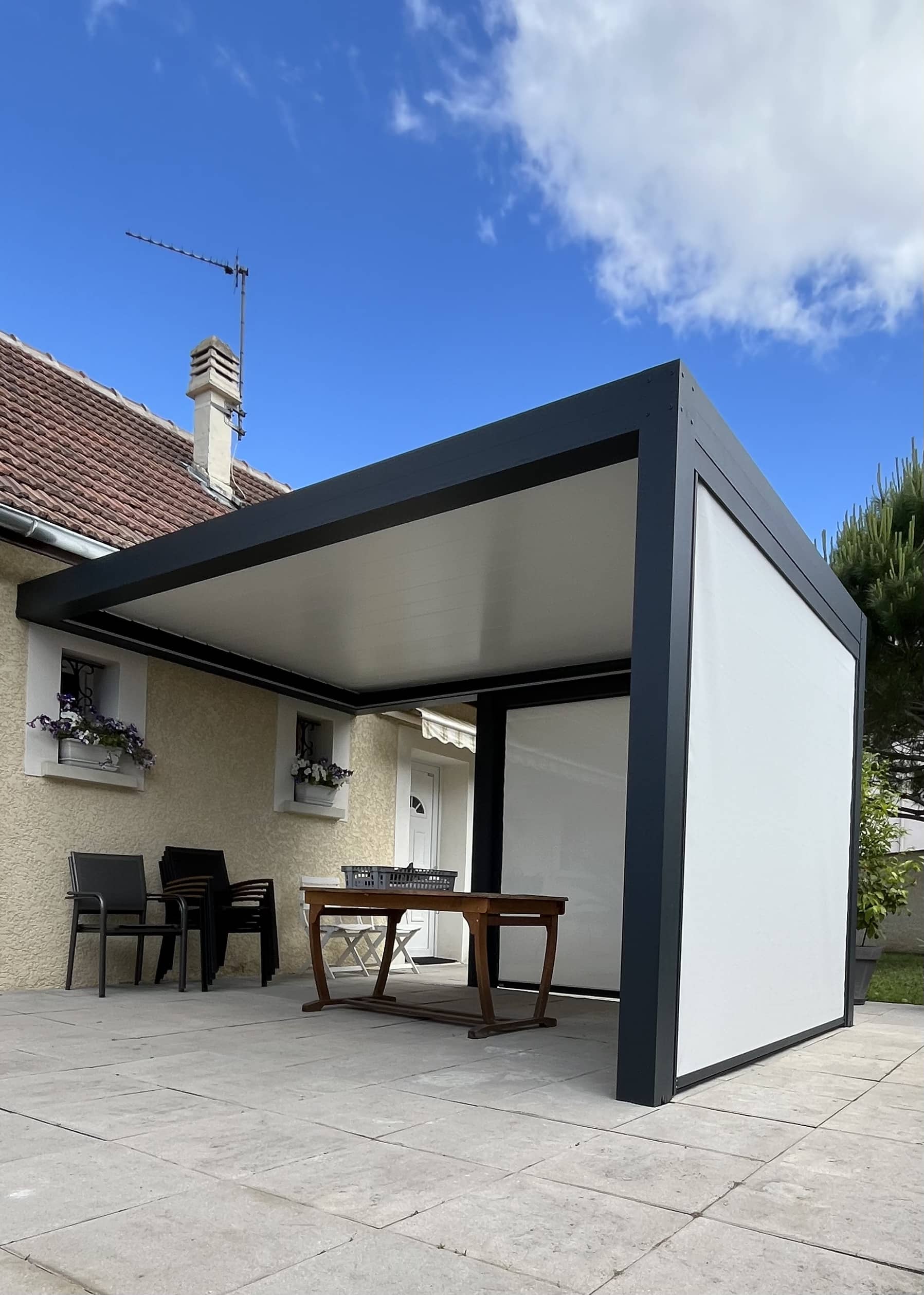 Irigny : Pergola bioclimatique lames motorisées adossées par A2B Concept