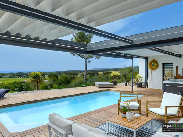 Exemple d'une pergola Bioclimatique adaptée entre deux mure d'une terrasse avec lames orientables et ouverture