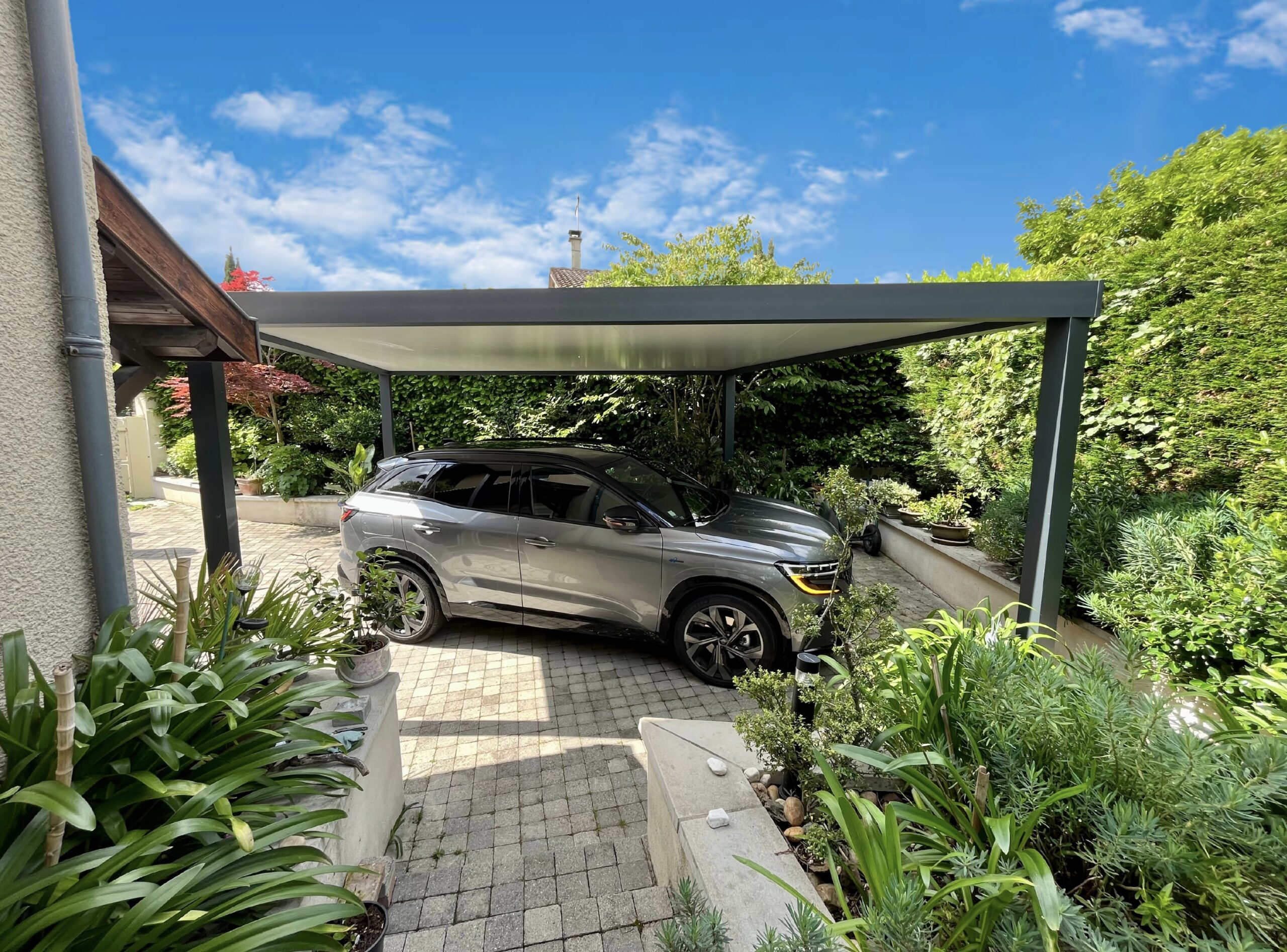 Brignais : Carport en aluminium sur mesure par A2B Concept.