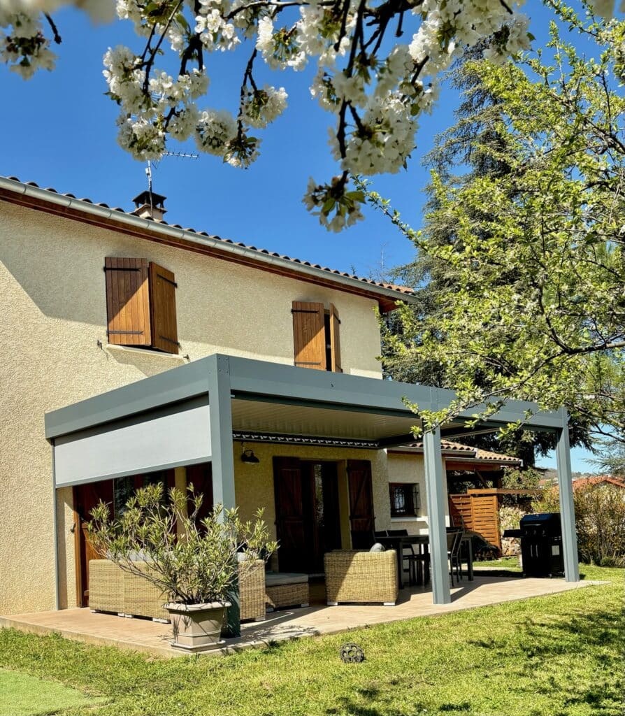 Pergola Bioclimatique Équipée à Thurins