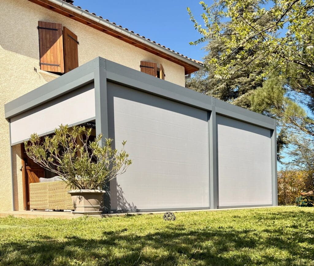 Pergola Bioclimatique Équipée à Thurins