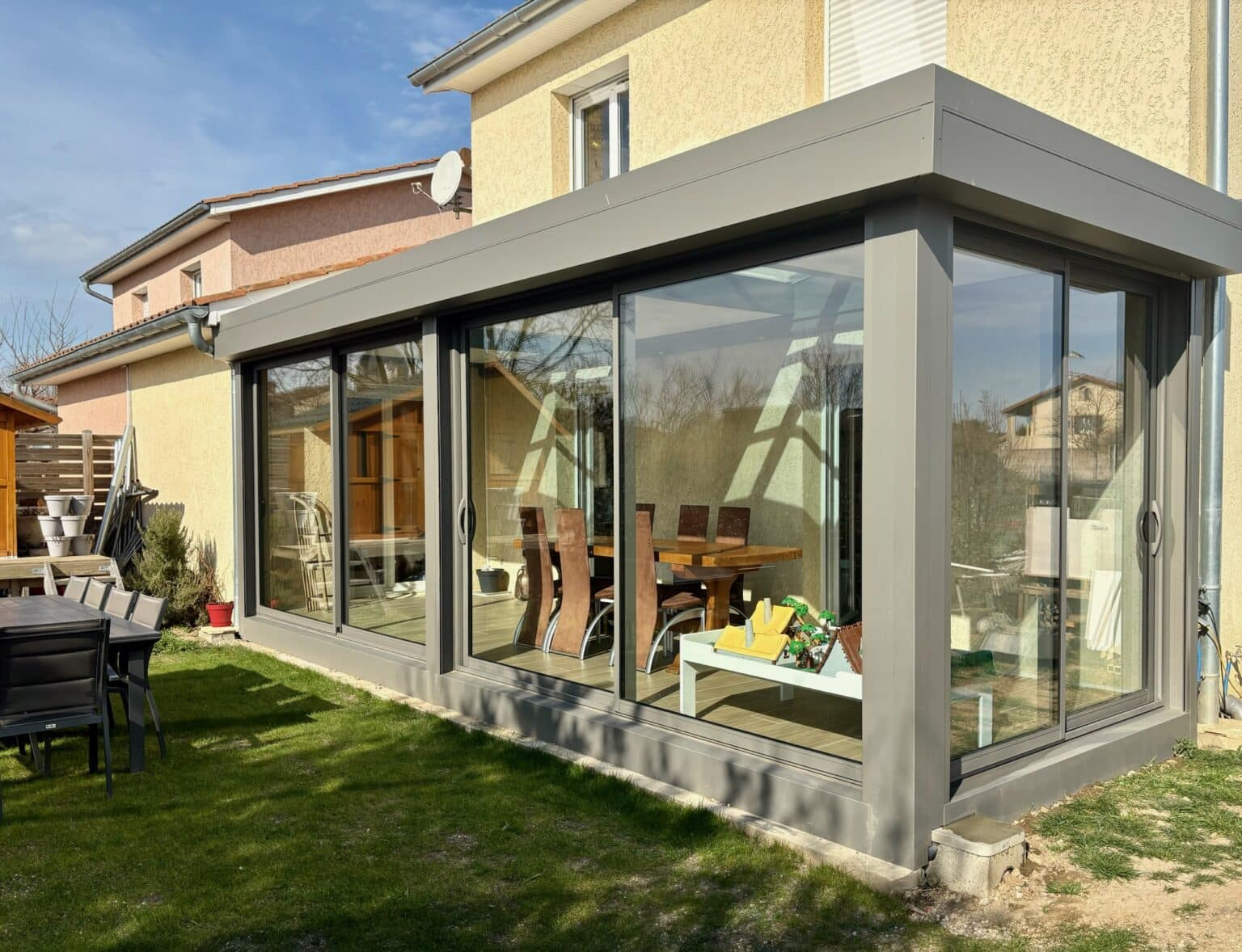 Installation d’une Véranda à Toiture Plate avec Confort Renforcé