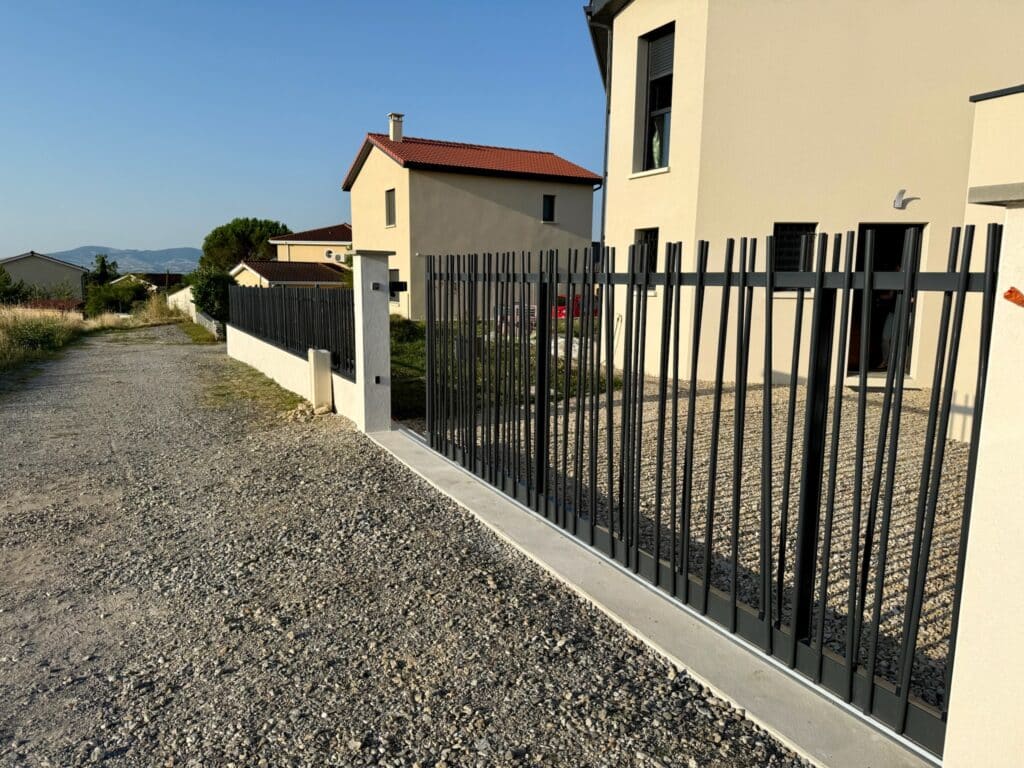 Installation d’un Portail Coulissant en Acier à Barreaudage et Clôture à Mornant