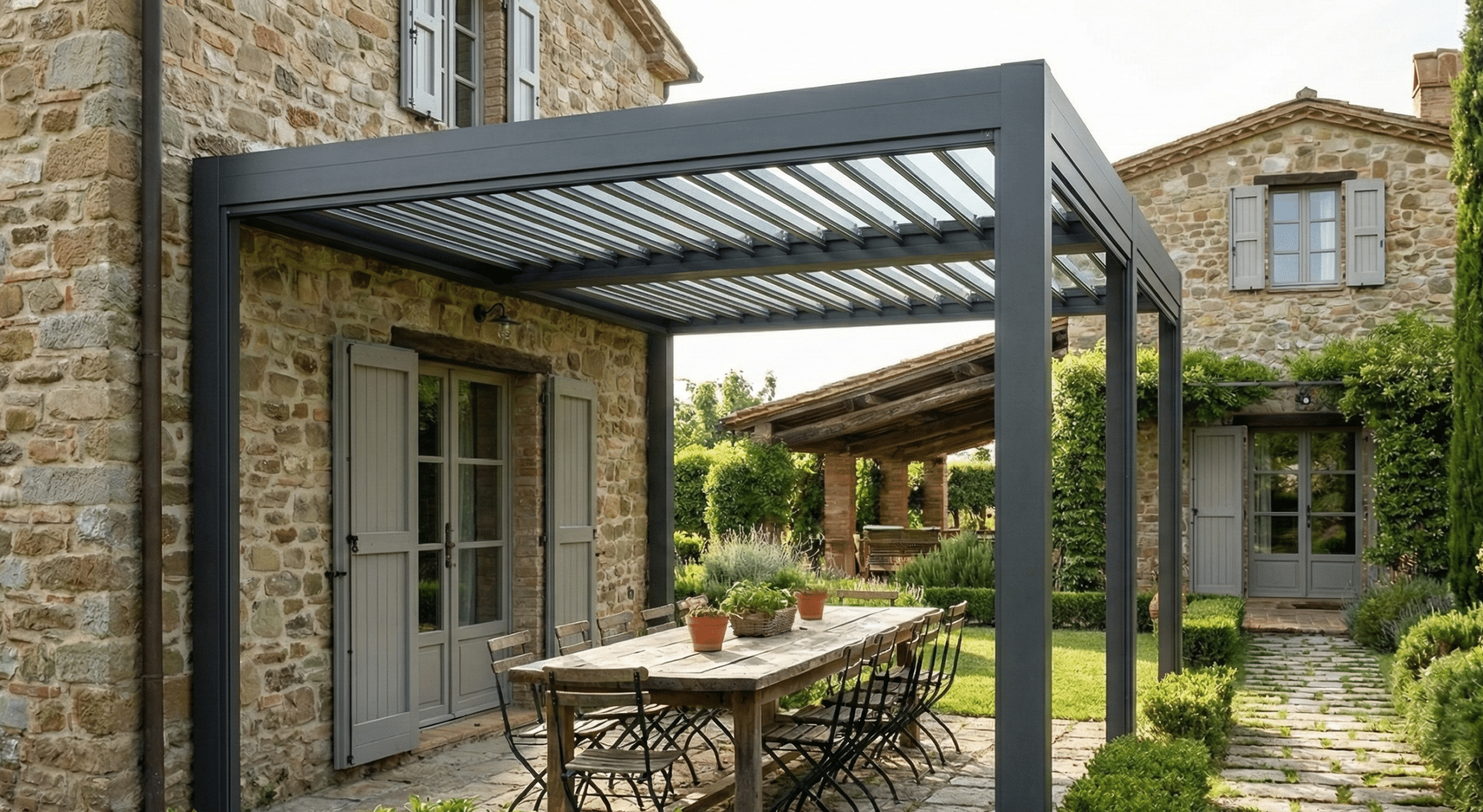 Pergola bioclimatique aluminium anthracite A2B Concept installée à Lentilly