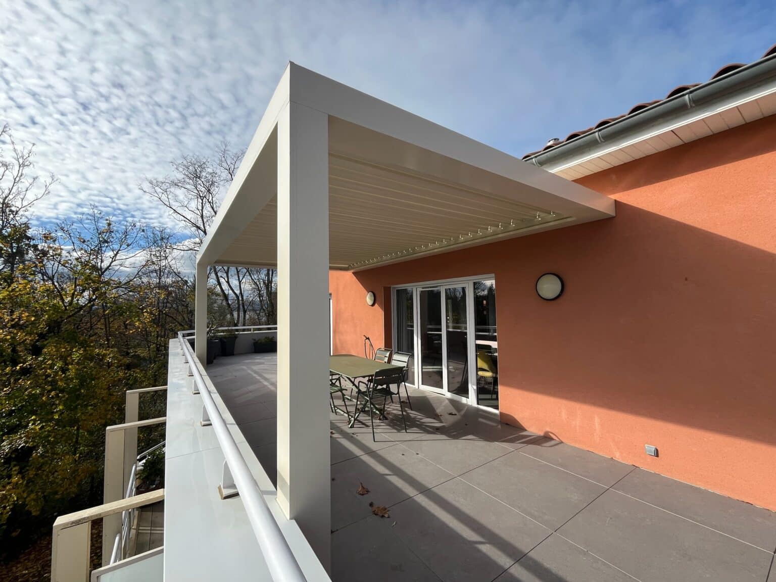 Pergola bioclimatique toit-terrasse 7ème étage A2B Concept