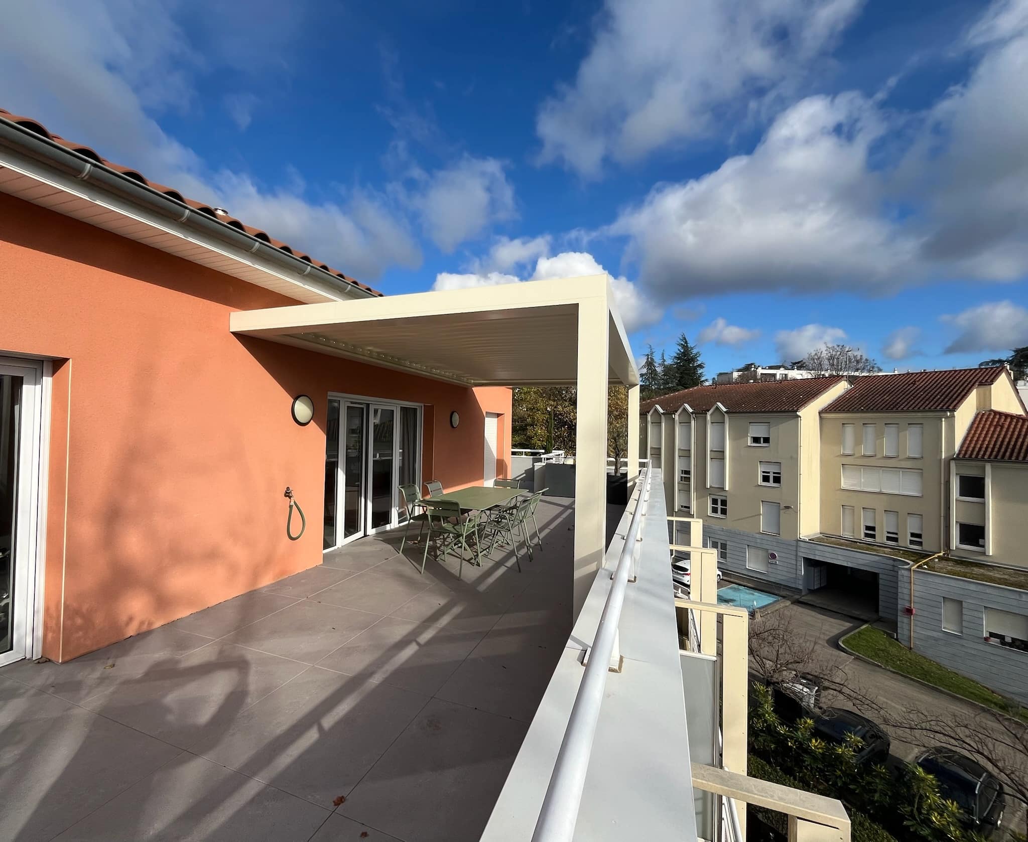 Pergola bioclimatique toit-terrasse 7ème étage A2B Concept