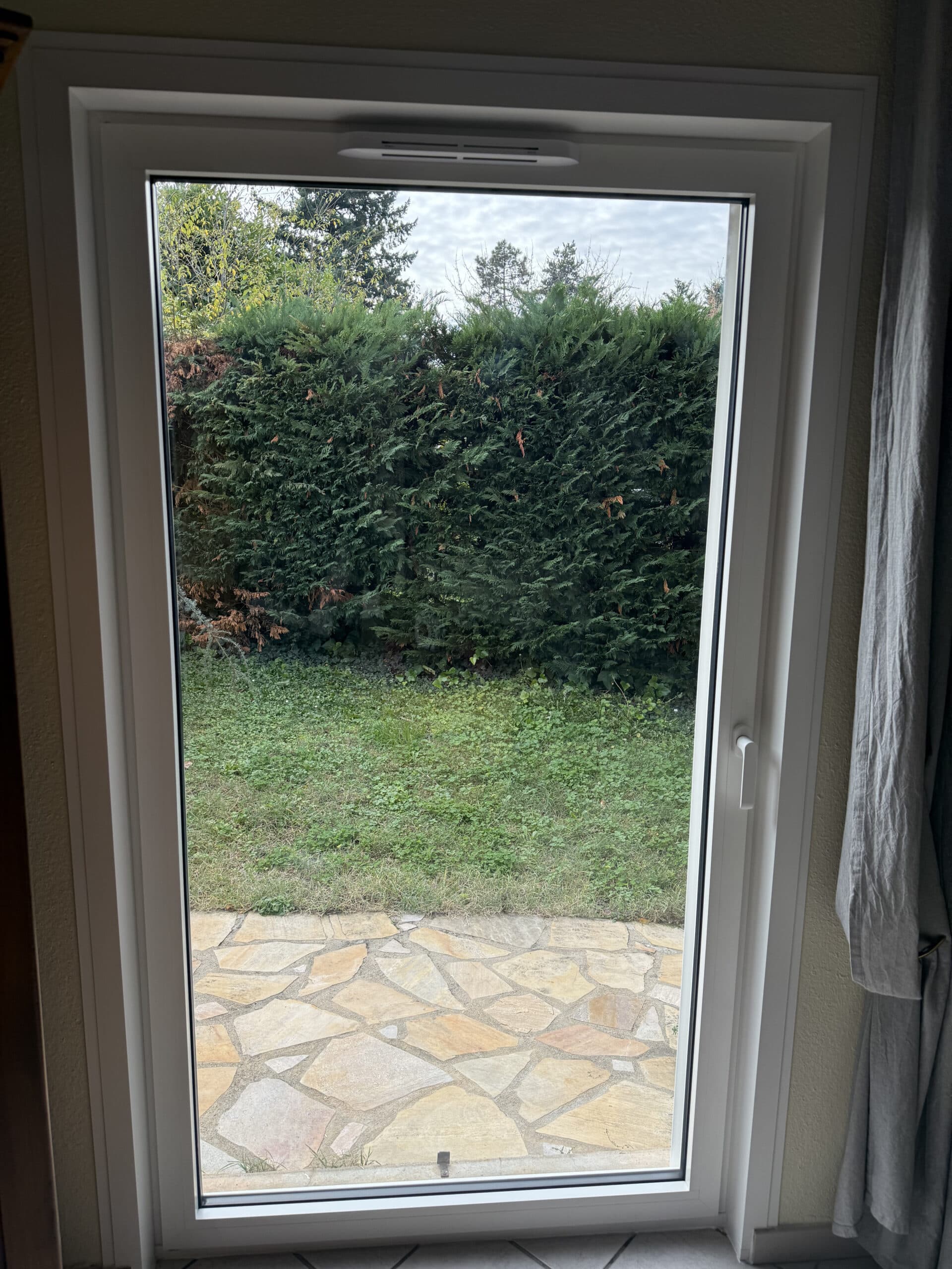 Menuiseries Porte-fenêtre 1 vantail blanc mat ferrage invisible à Saint-Genis-Laval