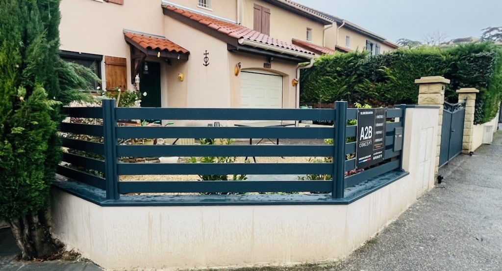 Clôture alu gris anthracite lames ajourées a2b concept