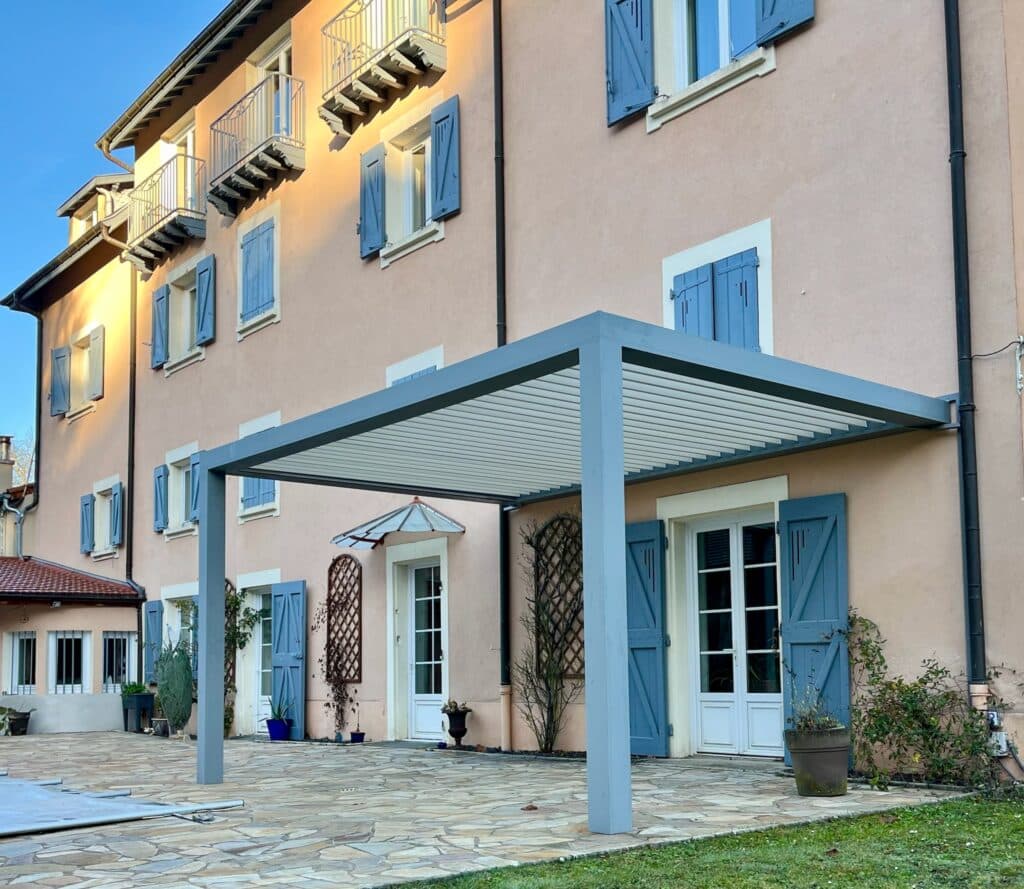 Pergola bioclimatique bleue et blanche gîte Yzeron A2b concept