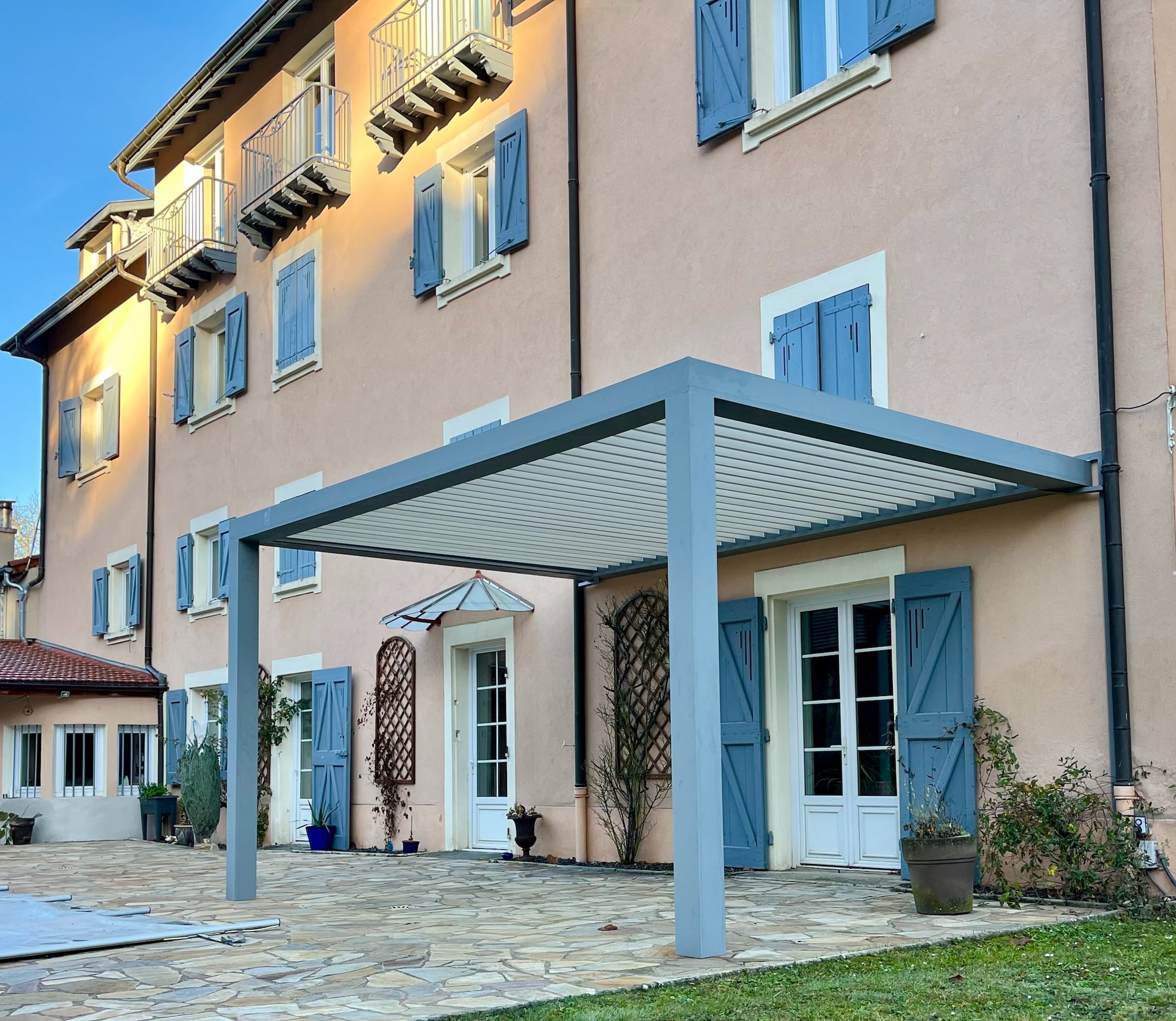 Pergola bioclimatique bleue et blanche gîte Yzeron A2b concept