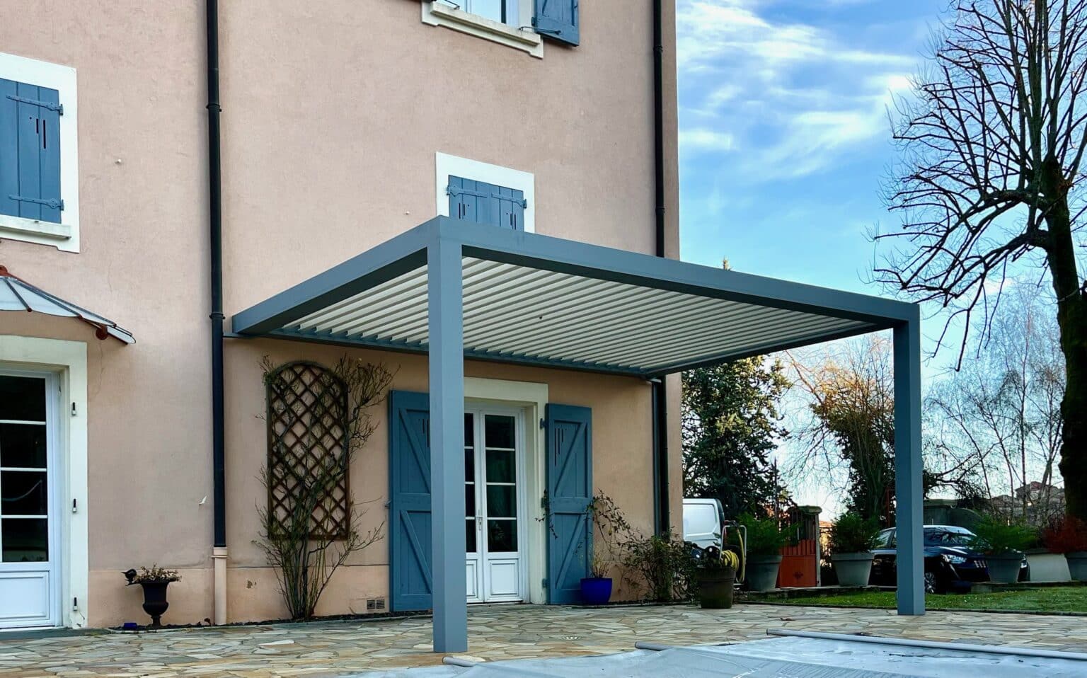 Pergola bioclimatique bleue et blanche gîte Yzeron A2b concept