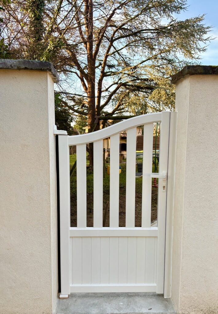 portillon aluminium à Saint-Genis-Laval A2B CONCEPT