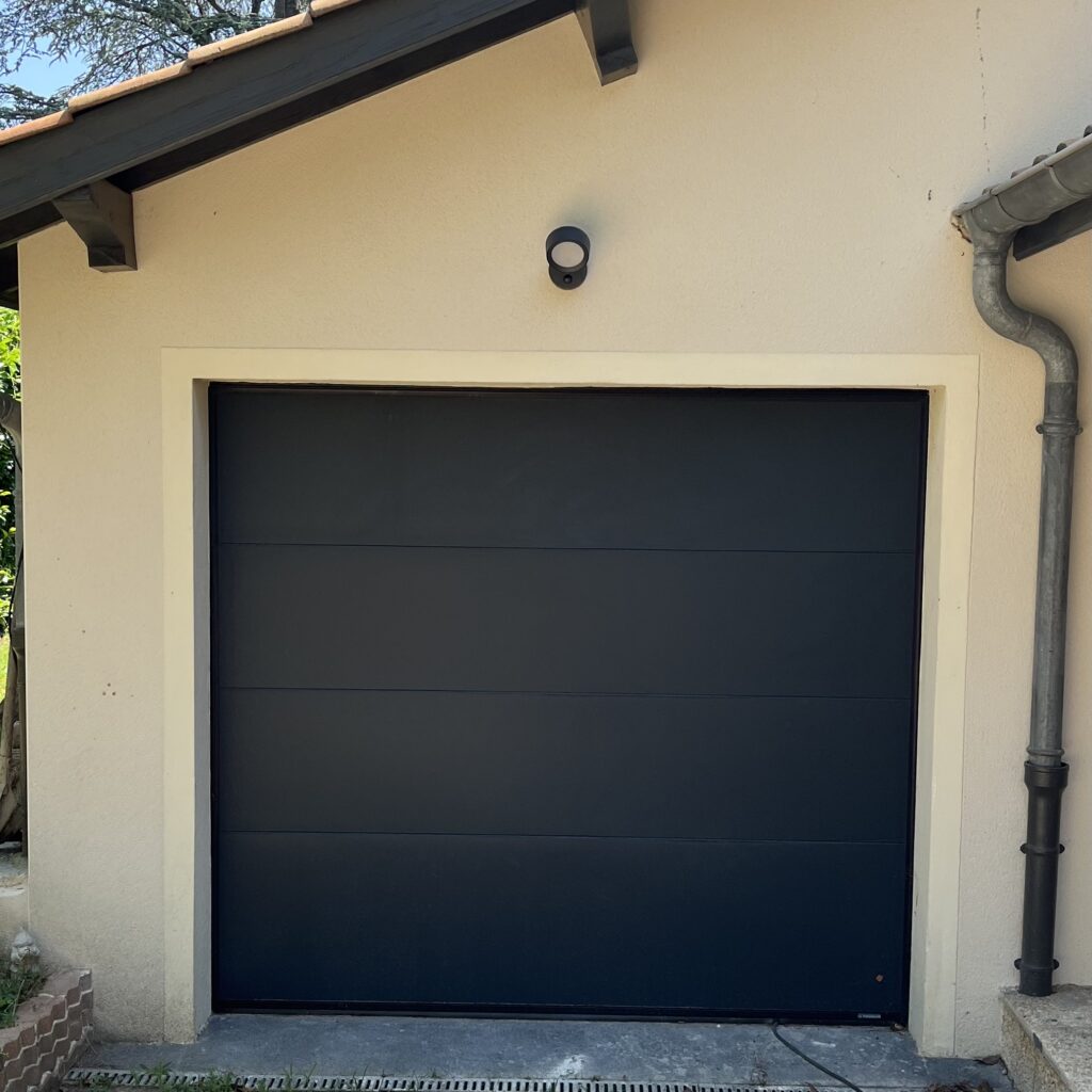 Installation d’une Porte de Garage Sectionnelle Motorisée à Lyon