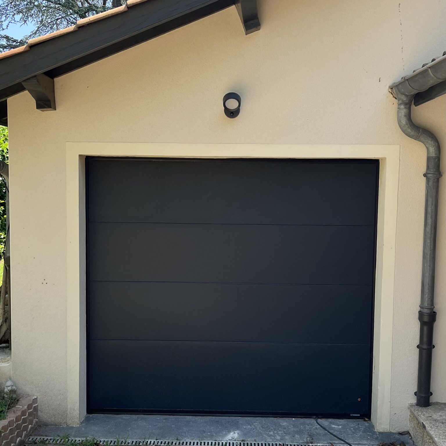 Installation d’une Porte de Garage Sectionnelle Motorisée à Lyon