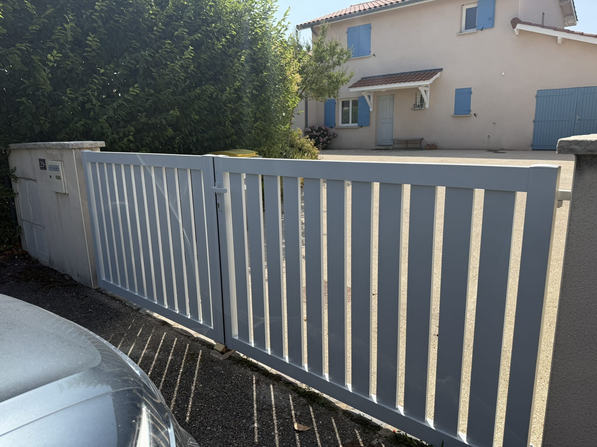 Portail aluminium double battant sur mesure à Montagny