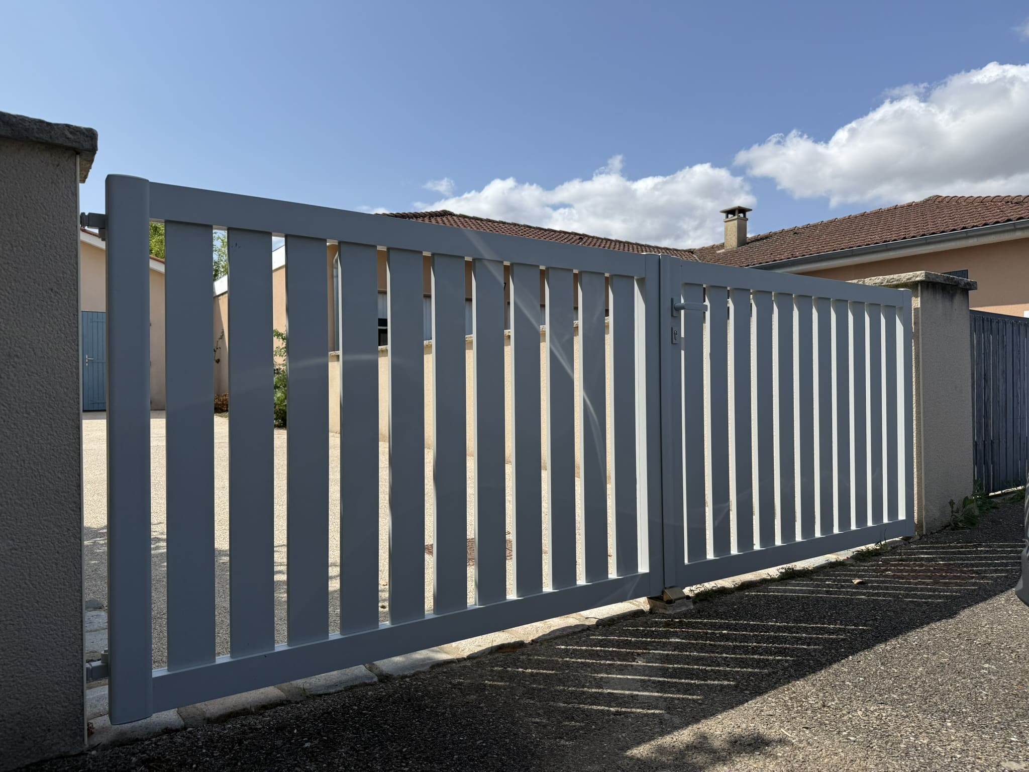 Portail aluminium double battant sur mesure à Montagny