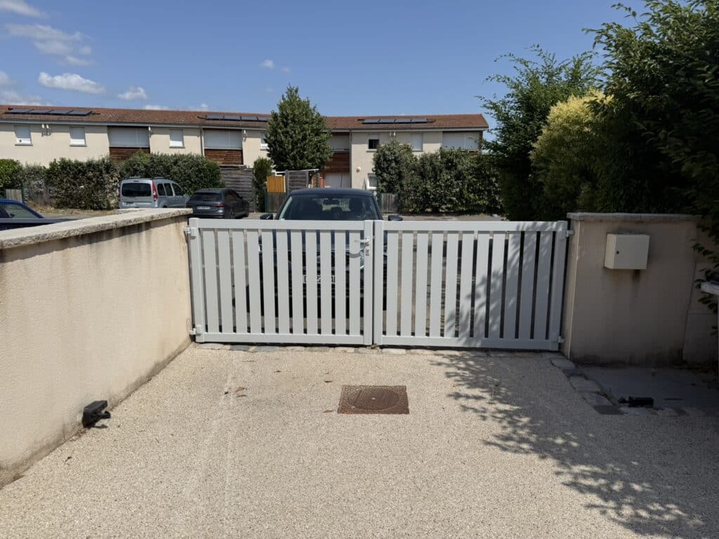 Portail aluminium double battant sur mesure à Montagny