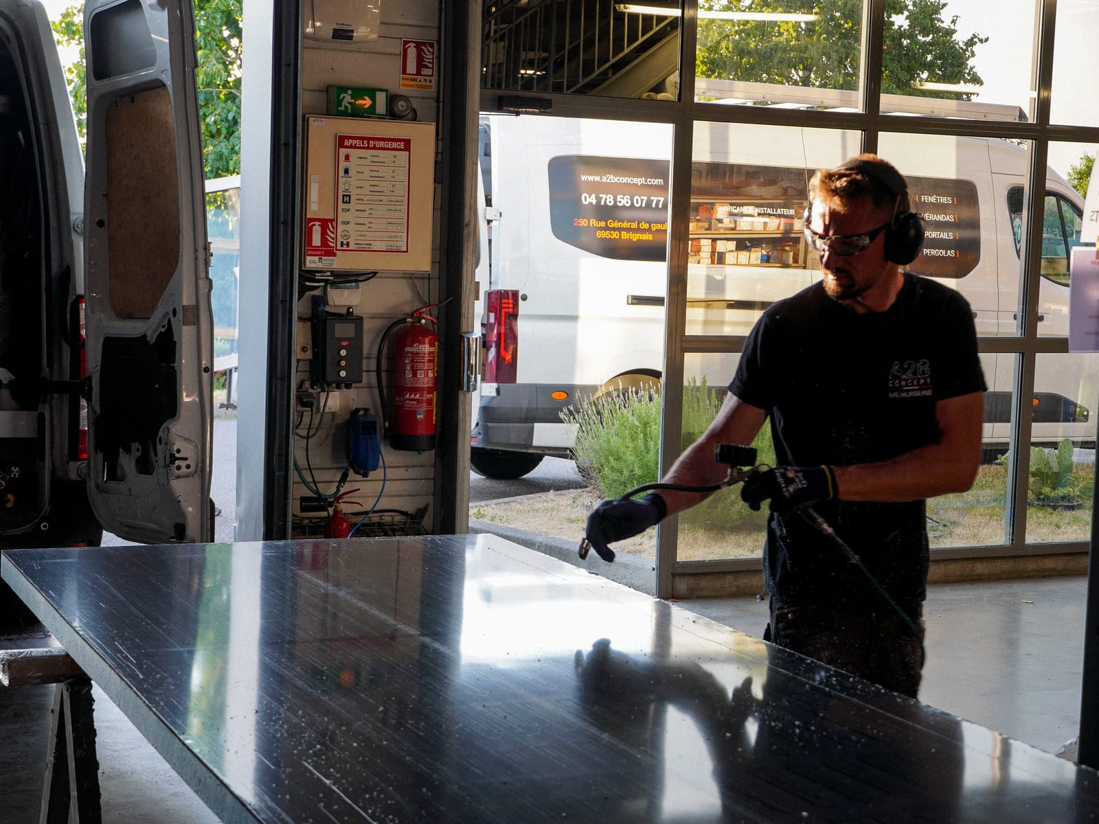 Poseur A2B Concept préparant un panneau aluminium avant le chargement du camion