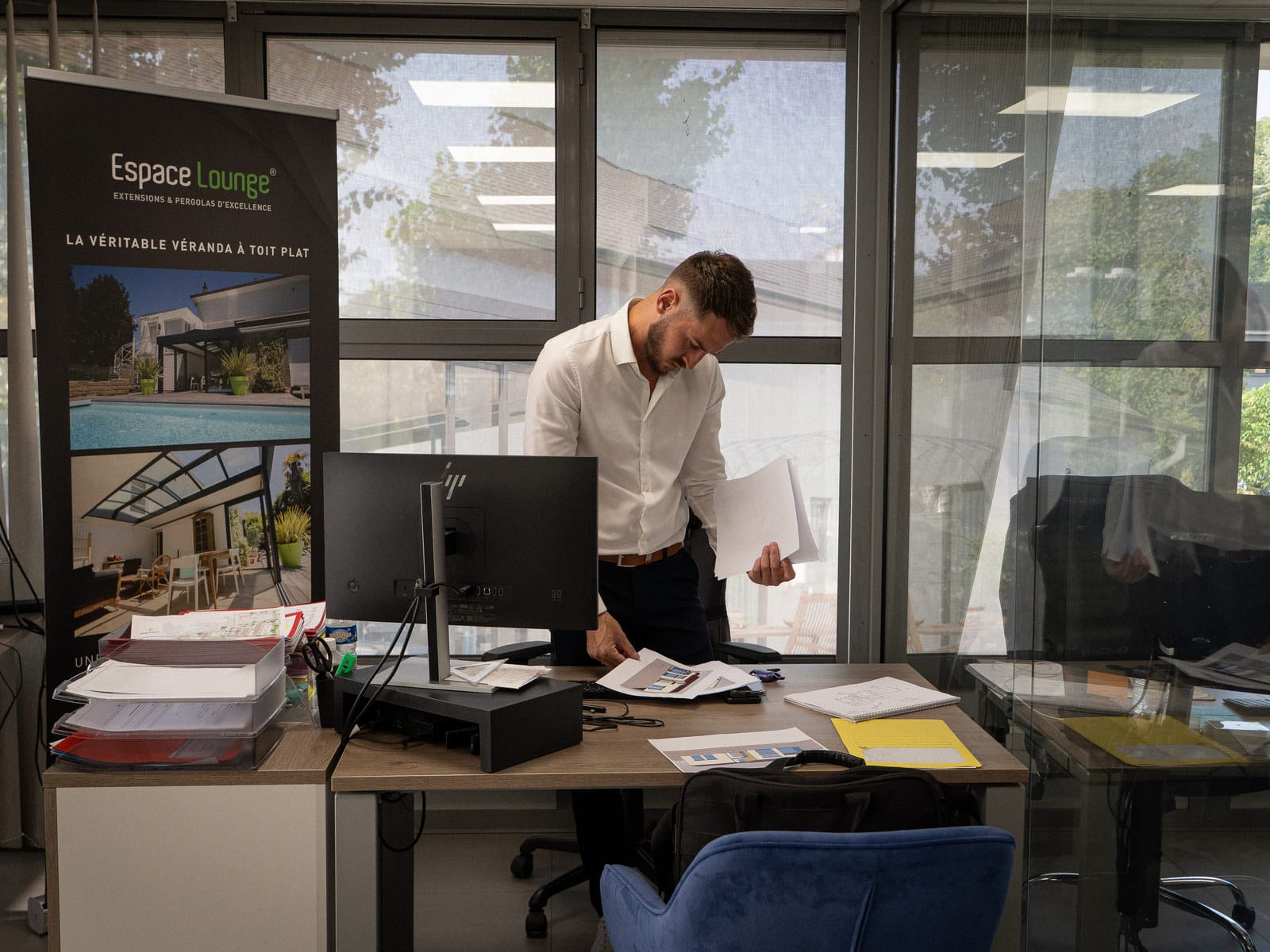 Charly d'A2B Concept préparant une étude de menuiserie au bureau de Brignais