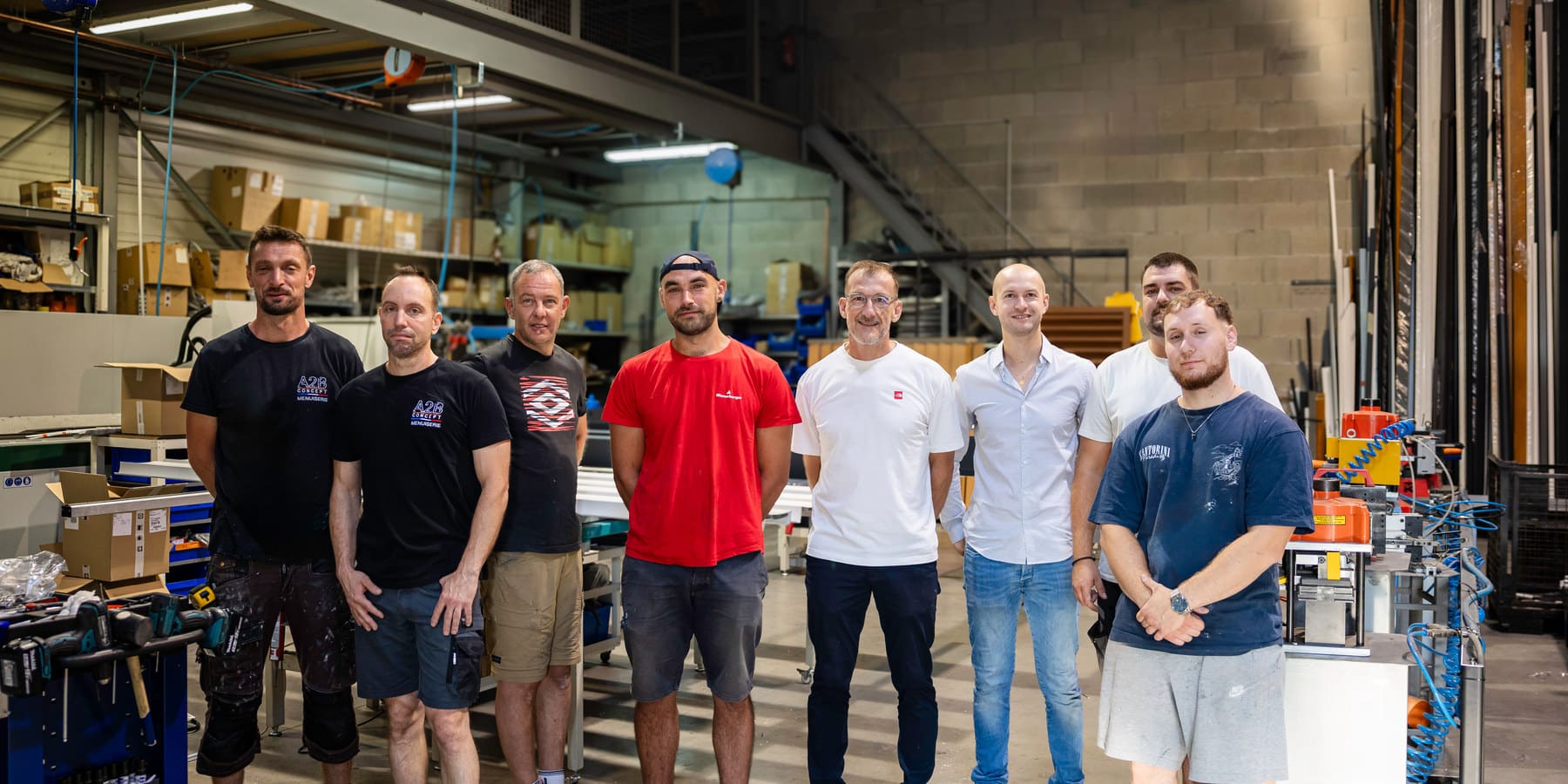 Équipe A2B Concept réunie dans l'atelier de fabrication de menuiseries aluminium à Brignais