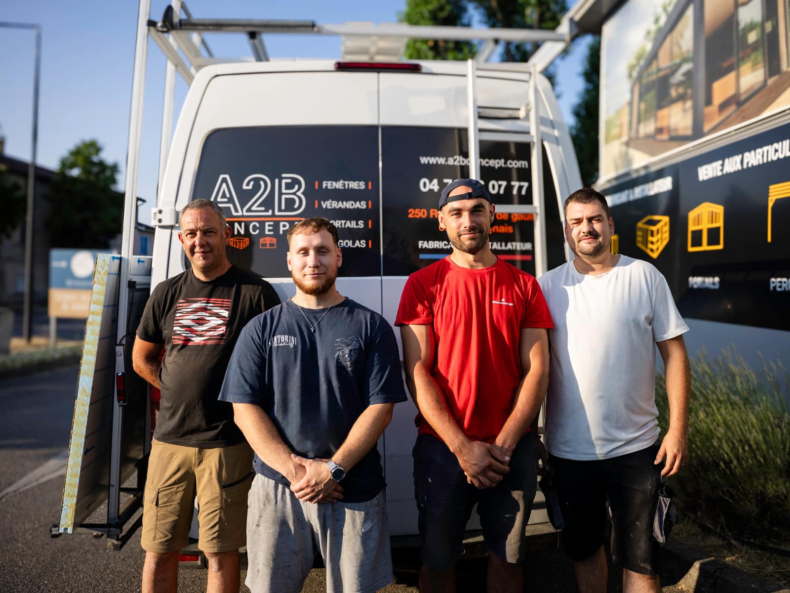 Équipe de pose A2B Concept devant un camion de chantier à Brignais