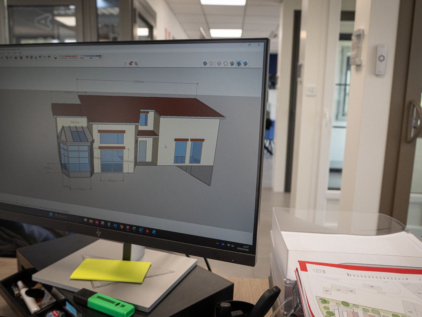 Étude 3D d'un projet de menuiseries aluminium sur l'écran d'un bureau A2B Concept