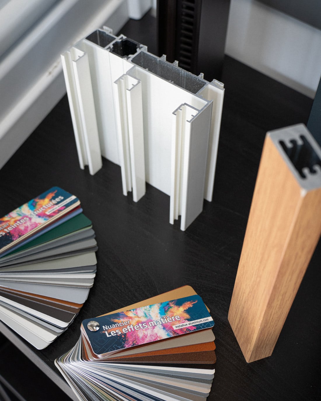 Nuanciers de teintes et échantillons de profilés aluminium dans le showroom