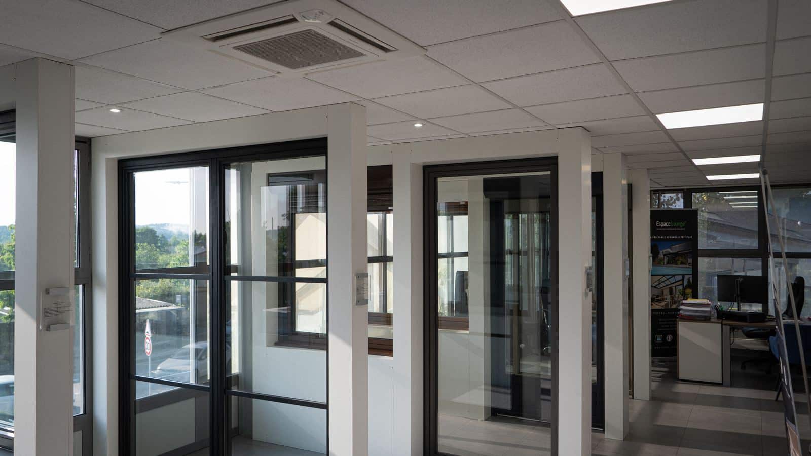 Showroom A2B Concept : fenêtres, portes et coulissants aluminium exposés en taille réelle
