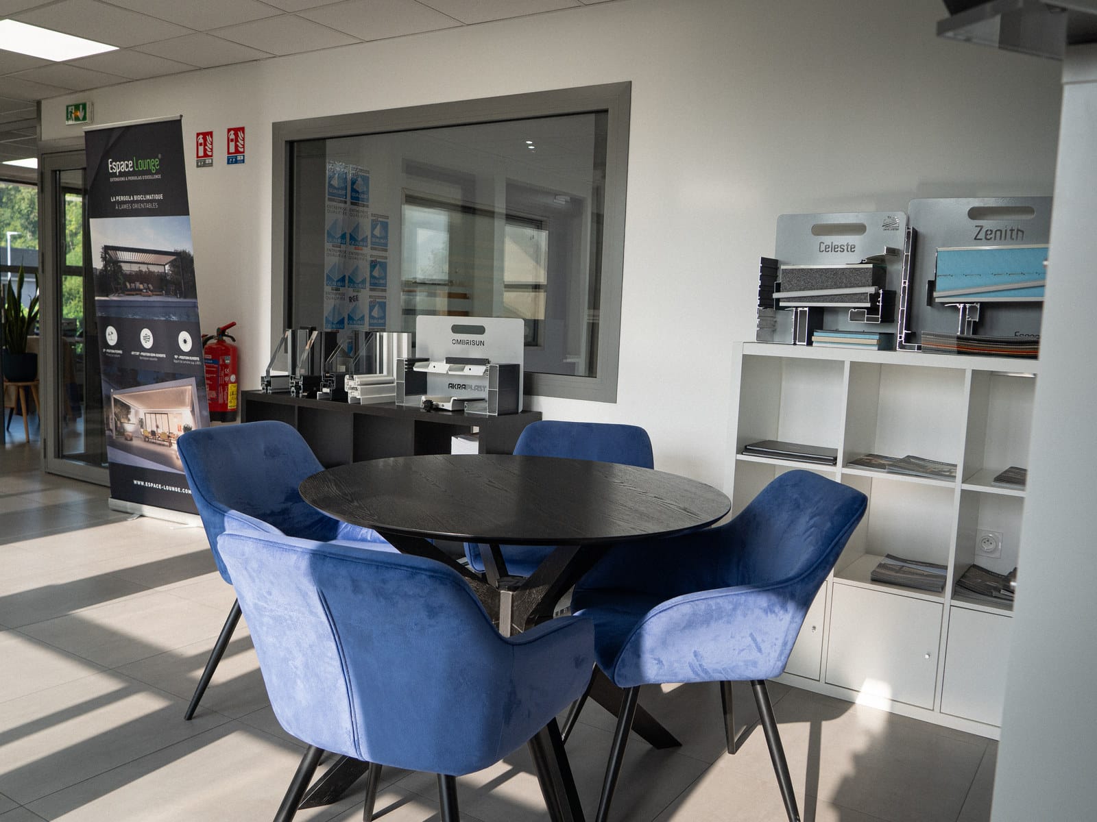 Espace conseil du showroom A2B Concept à Brignais avec échantillons de profilés et certifications Qualibat