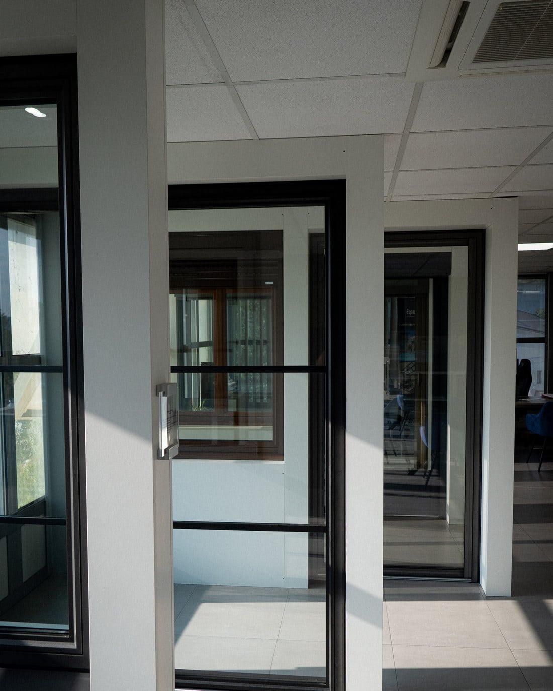 Porte aluminium noire exposée dans le showroom A2B Concept