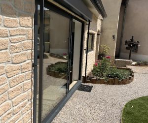 Vourles : Installation d'un Brise-Soleil Orientable Motorisé sur Façade Plein Sud par A2B Concept
