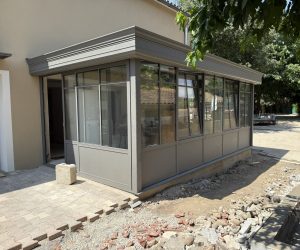 Véranda avec toiture épine et volets roulants à Valence
