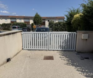 Portail aluminium double battant sur mesure à Montagny
