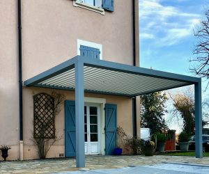 Pergola bioclimatique bleue et blanche gîte Yzeron A2b concept